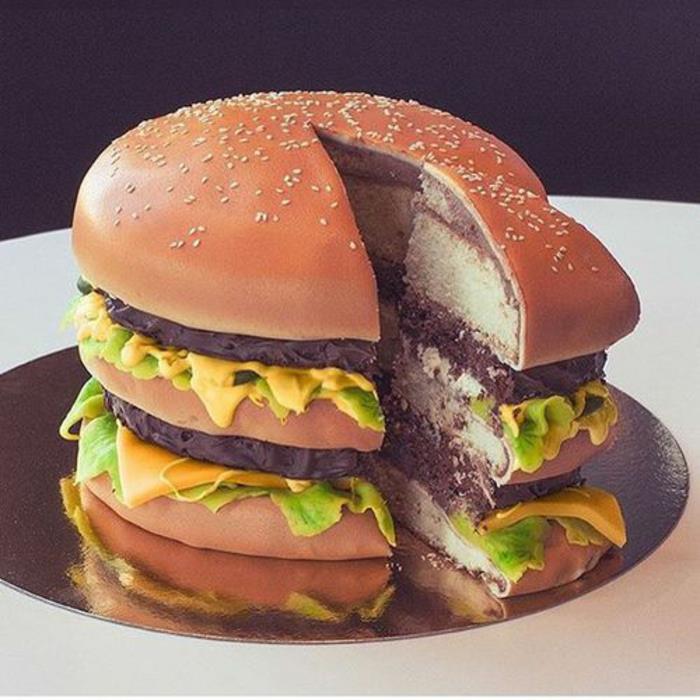 Izvirna ideja za rojstnodnevno torto za moške okusne burgerje