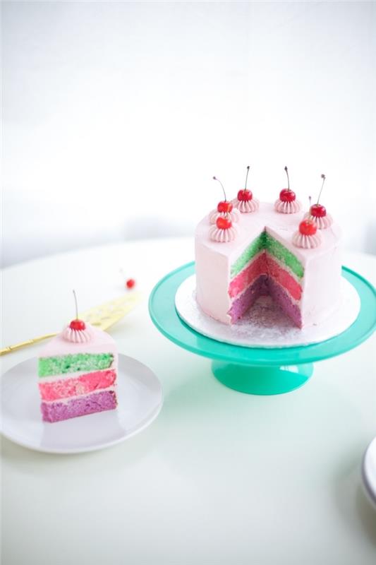 lepa mavrična torta z vintage videzom, narejena iz biskvita v treh barvah in prekrita z rožnato glazuro