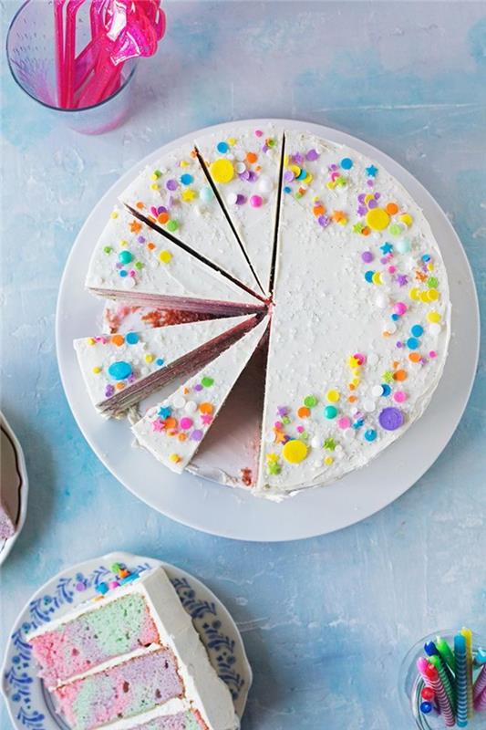 recept za torto iz marmornate plastike v pastelnih tonih z maskarponejevo stepeno sladko smetano, posuto s sladkimi in barvitimi konfeti