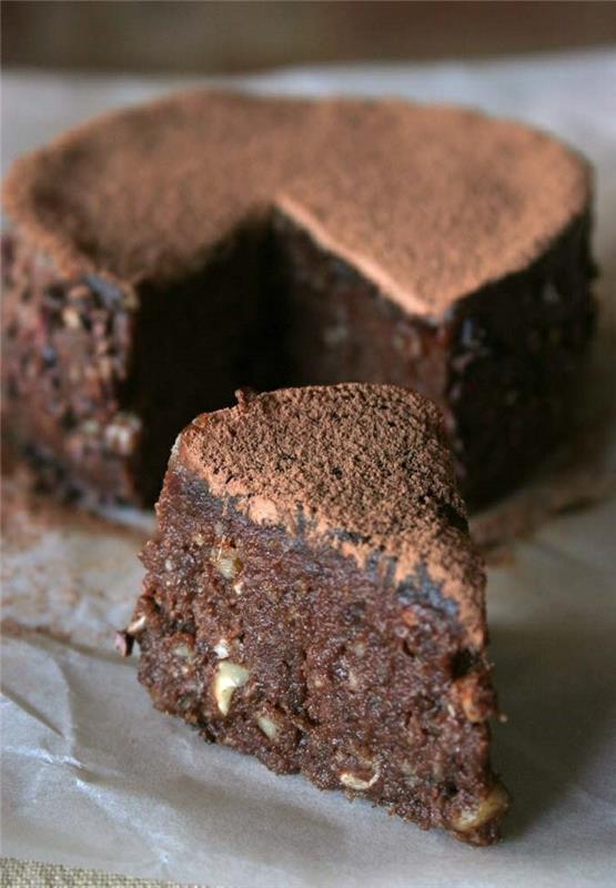 šokoladinis pyragas-milteliai-šokoladinis pyragas-šokoladas-miltelių pyragas