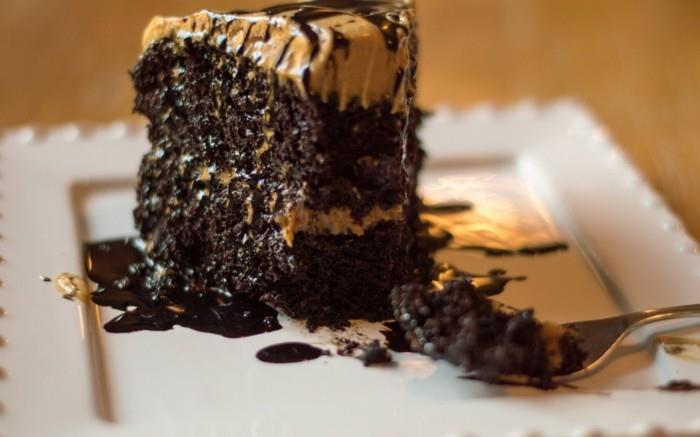 Trūksta kreminio svajingo šokoladinio žemės riešutų sviesto pyrago kąsnio