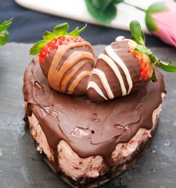 širdies formos šokoladinis pyragas su braškių kremu ir šokoladinėmis braškėmis ant viršaus, ką padovanoti savo merginai, gurmaniška dovana