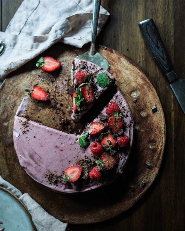 sevgililer günü için çikolatalı cheesecake tarifi, evde romantik bir akşam yemeği tarifi için orijinal tatlı fikri