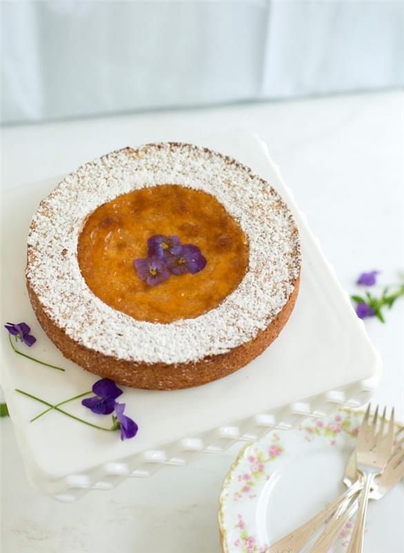 Velikonočni recept za enostavno mandljevo torto s preprosto sladkorno glazuro v prahu