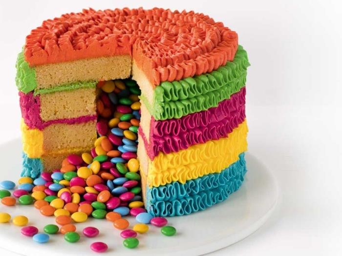 pinata torta, sestavljena iz štirih mehkih biskvitnih kolačev z lepim okrasjem v več barvah ganachev s panjskim učinkom