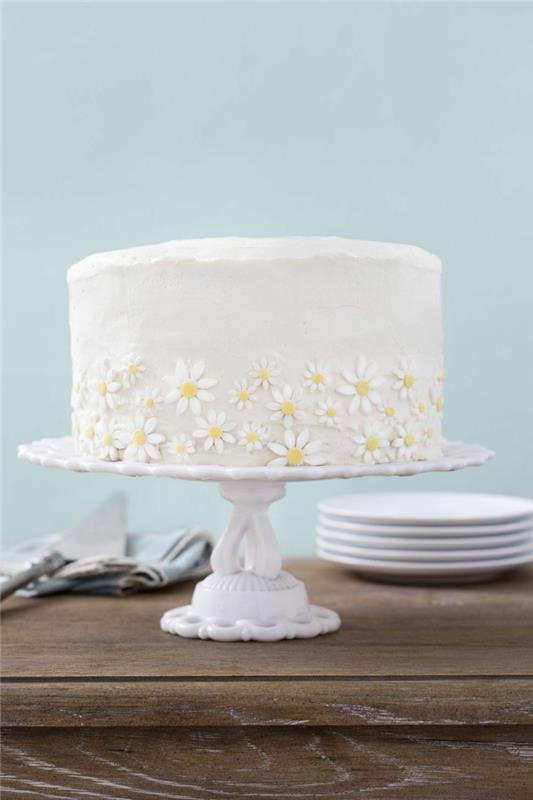 Beyaz battaniye ve yenilebilir çiçekler yetişkin kadın doğum günü pastası, dünyanın en güzel pastaları