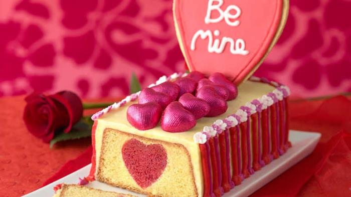 romantik bir yemek için ne kadar kolay bir tatlı, şeker kalpleri süslemeli limon kremalı vanilyalı kek fikri