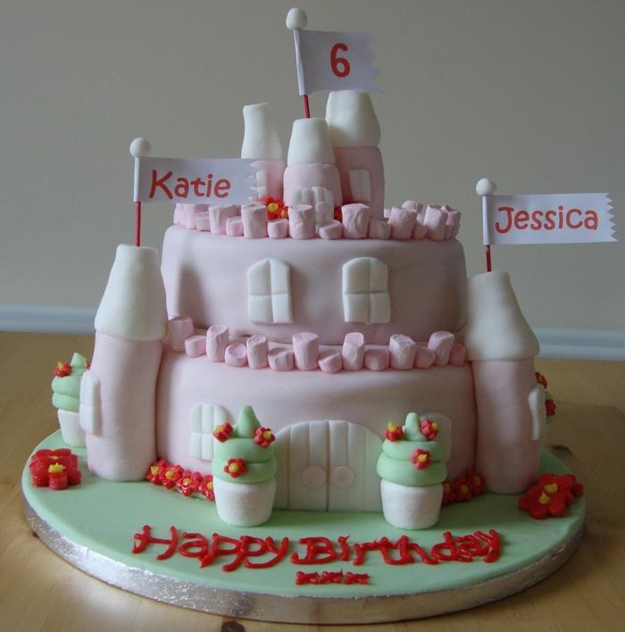 rožinis pilies tortas dvigubam gimtadieniui, rožiniai bokštai su vėliavomis, scenarijai su tešla