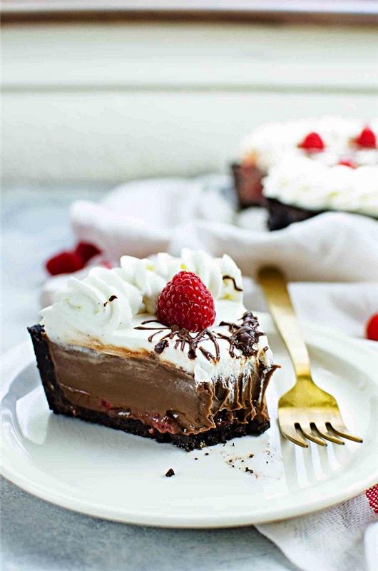 šokoladinis pyragas be orkaitės su „oreo“ sausainių plutele su šokolado putėsiais ir plakta grietinėle, lengva gimtadienio torto idėja
