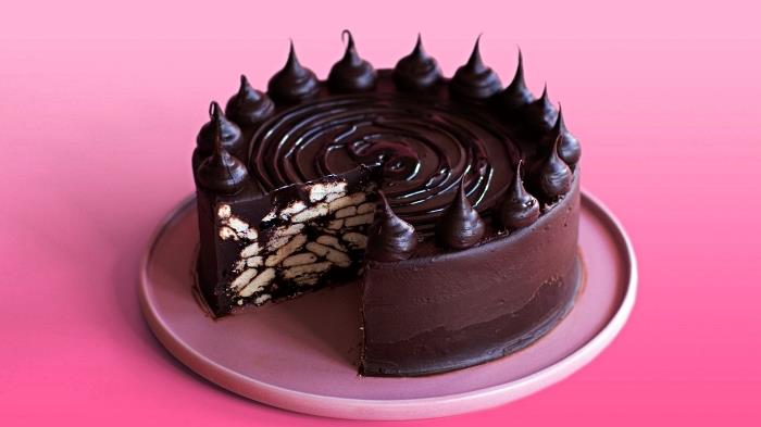 enostavna rojstnodnevna torta s čokolado in piškoti, na vrhu pa ganache