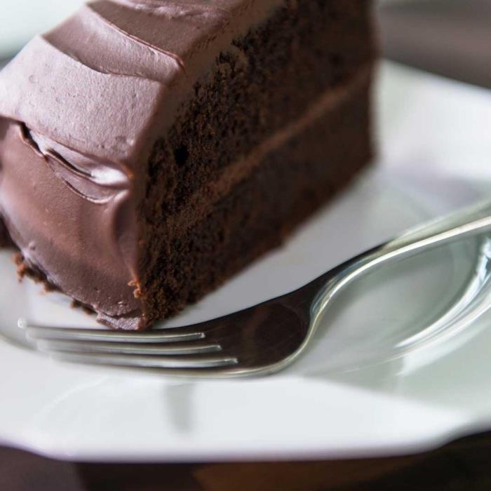 çikolatalı yumurtasız kek tarifi, çikolatalı yumurtasız kolay ve hızlı tatlı, ev yapımı çikolatalı kek parçası