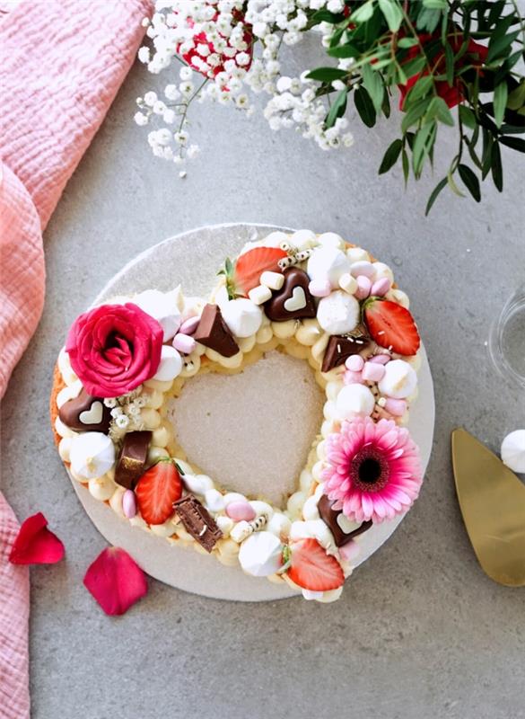beze ve meyve ile süslenmiş kaşık kurabiye ve buttercream ile kalp şeklinde pasta örneği