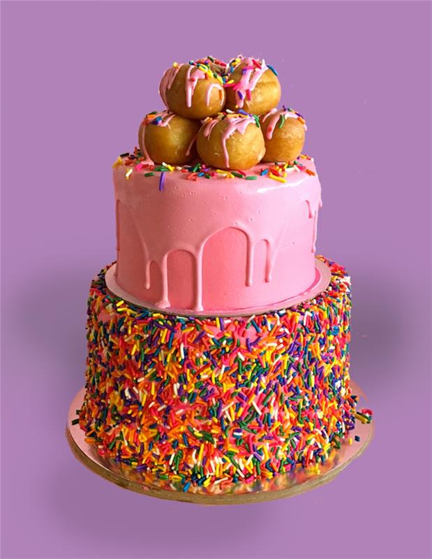 gražus pyrago kūrimas, rožinis pyragas su rožiniu glajumi ir choux tešla ant viršaus, papuošimas kepiniams