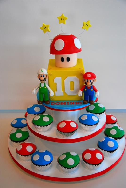 berniuko gimtadienio tortas, daugiapakopis keksiukų pyragas, raudonas ir baltas grybas viršuje