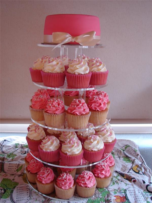 rožinis ir baltas keksiukų pyragas, skulptūra su pyragaičiais ir pristatymo lėkštė