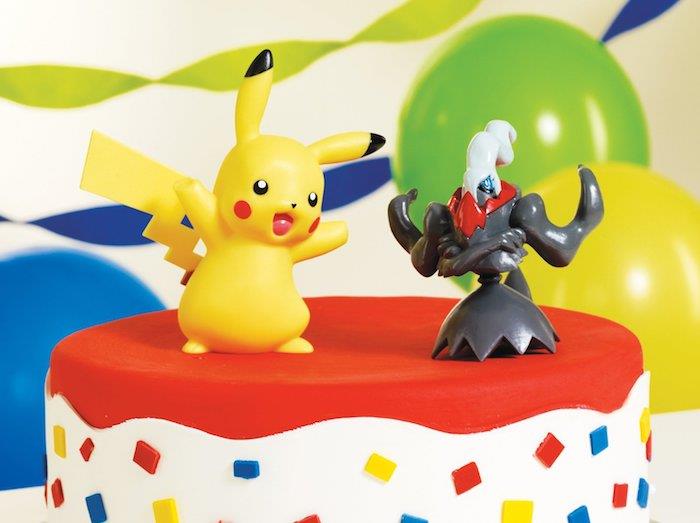 rojstni dan pokemonov, figurica pokemonov, dekoracija torte s pokemoni, napihnjeni baloni, rdeča in bela torta