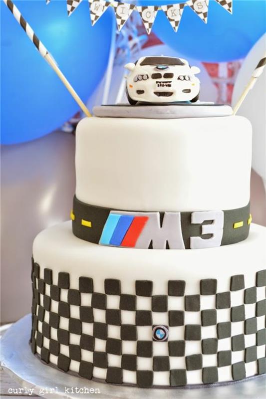 Doğum günü pastası kolay değil ama orijinal BMW M3 üç katmanlı pasta