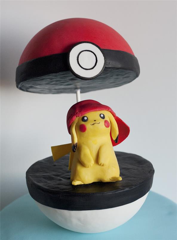 rojstni dan teme pokemonov, domača torta, žogica pokemonov, figurica pikachu z rdečo kapico