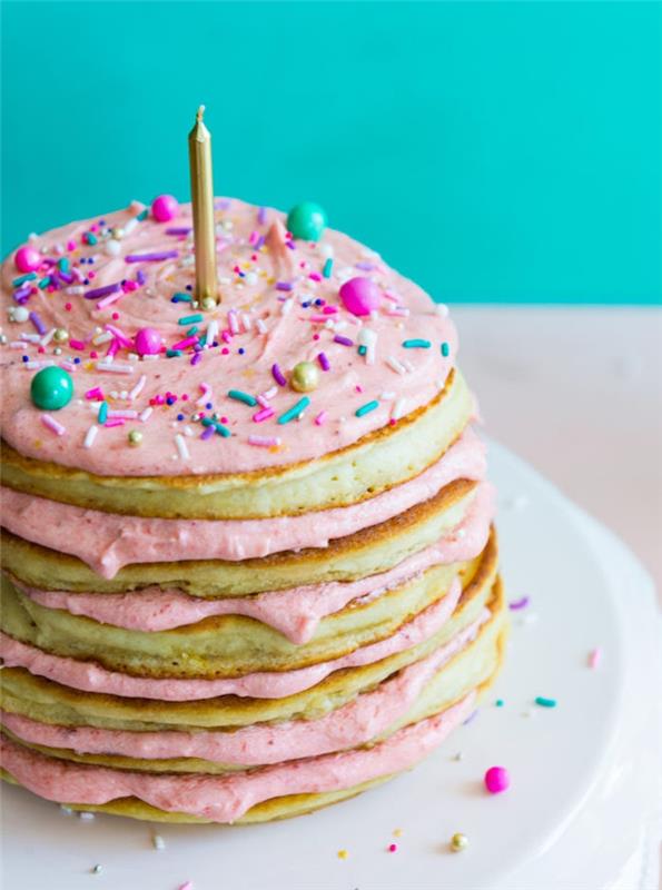 gözleme pastası, kolay yetişkin doğum günü pastası fikri amerikan krepleri ve ricotta kreması ve üstüne şeker serpiştirilmiş böğürtlenler