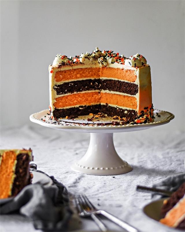 Helovino valgio idėja savitarnos vakarienei, juodas ir oranžinis Helovino pyragas su sviesto kremo glajumi