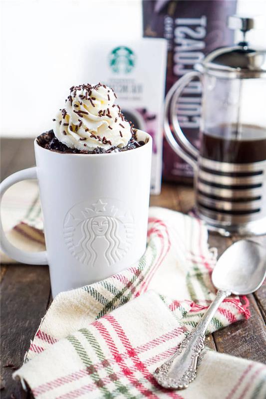 izviren recept za čokoladni fondan v skodelici Starbucks z okusom kave, okrašen s stepeno smetano