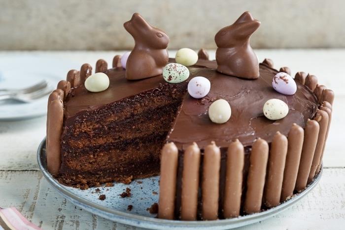 hitra in enostavna velikonočna torta, recept za velikonočno čokoladno torto, obkrožen s prsti in okrašen z zajčki in čokoladnimi jajci