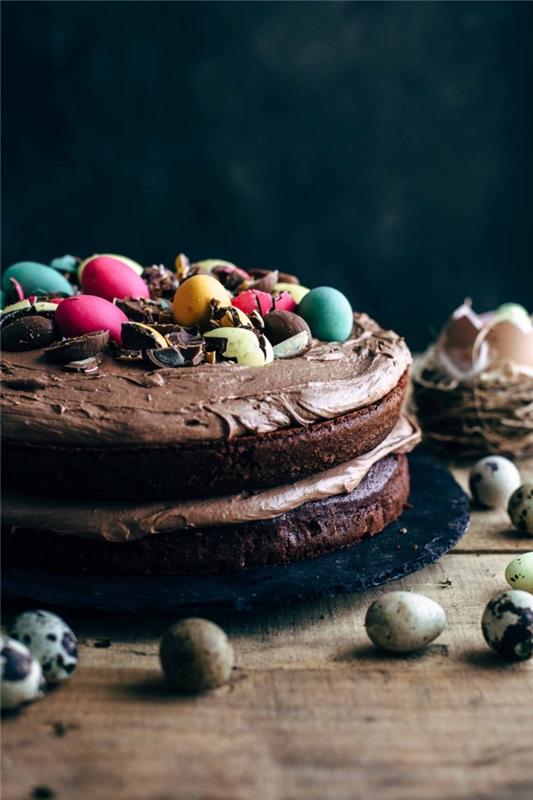 poseben velikonočni goli čokoladni kolač, sestavljen iz dveh kakavovih biskvitov preliv s čokoladno pecivo, enostavna čokoladna velikonočna torta