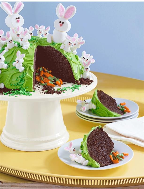 enostavna in hitra velikonočna torta, čokoladni biskvit, prekrit s travo v slogu, okrašen z zajčki iz marshmallowa