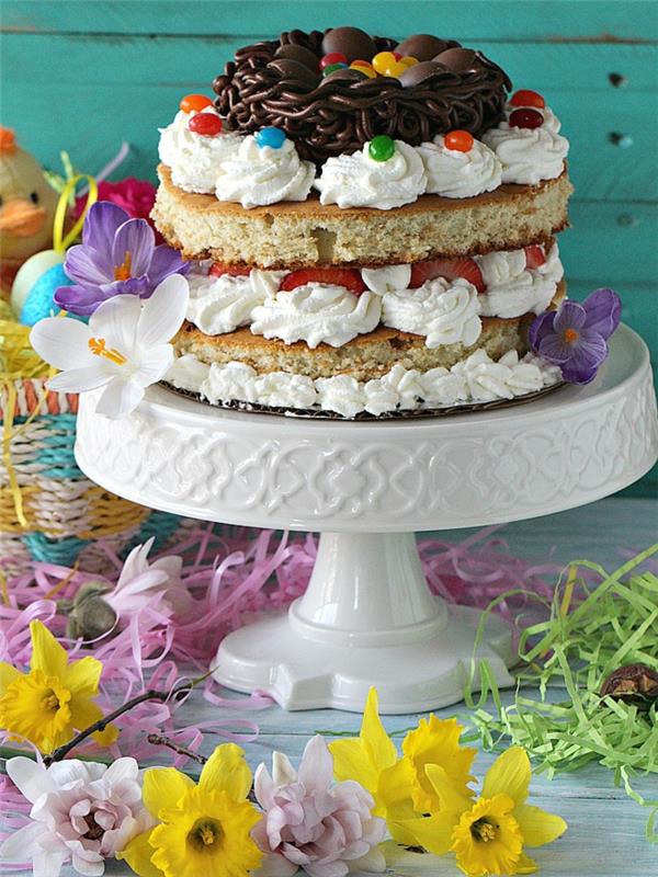 Velykų pyragas su grietinėle, braškėmis ir šokoladu, Velykų deserto idėja nustebinti savo artimuosius ypatingu Velykų patiekalu