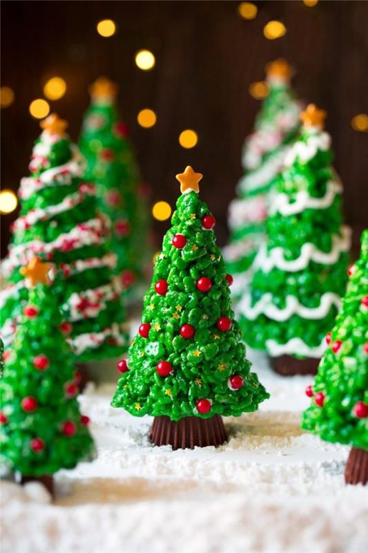 napihnjen rižev kolač v obliki božičnega drevesa s kondenziranim mlekom z zeleno barvo hrane in rdečimi kroglicami za okras