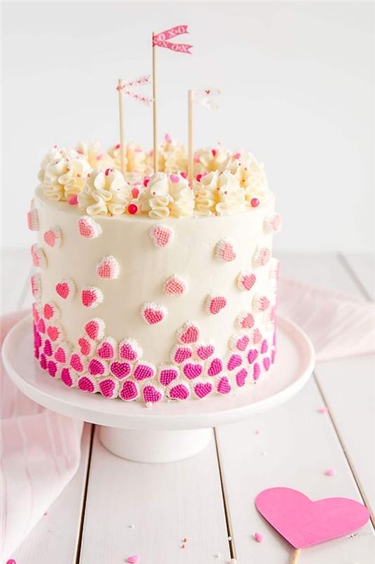 romantik bir sevgililer günü yemeği için kolay tatlı fikri, taze kremalı çiçeklerle süslenmiş beyaz fondan pasta şablonu