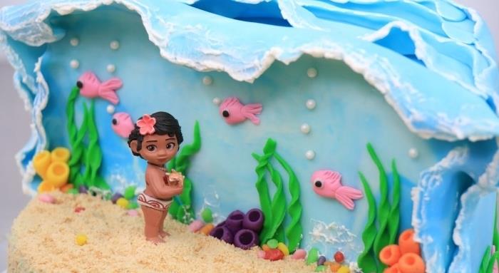 gražus naminio pyrago pavyzdys „Disney“ tema, vandenyno ir smėlio dizaino torto modelis su kūdikio vaianos figūrėle