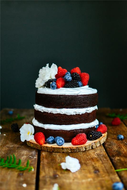 naminio gimtadienio torto nuotrauka, gražus pyragas, papuoštas raudonais vaisiais ir baltomis gėlėmis