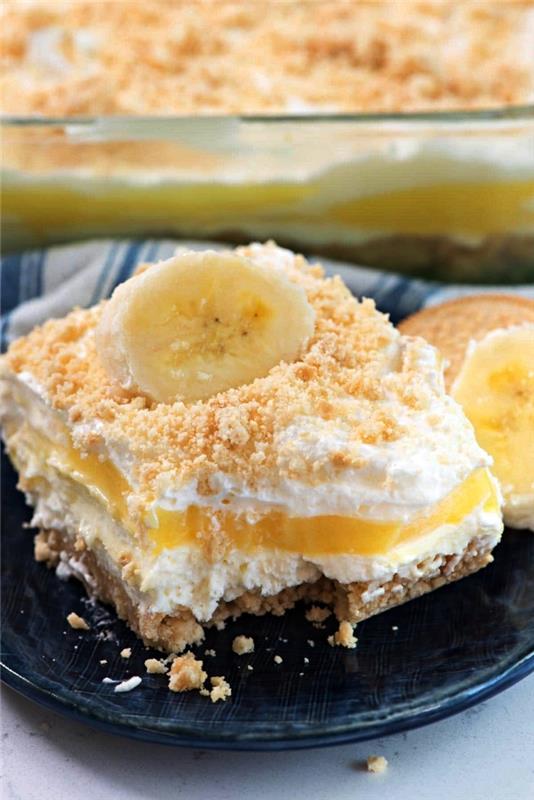 lengvas ir originalus pyragas su grietinėlės sūriu ir bananu sausainių ir sviesto fone, bananinis pyragas be kepimo