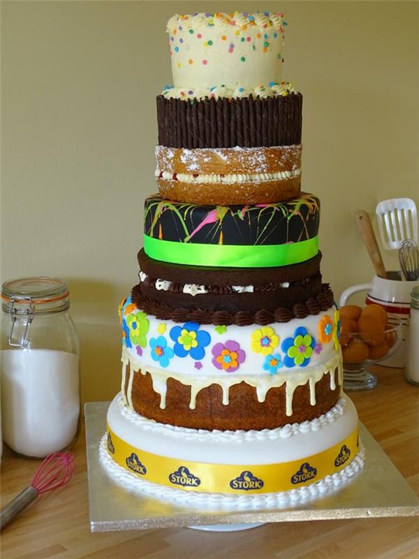suaugusiųjų gimtadienio tortas, kelių lygių tortas, mielos valgomosios dekoracijos