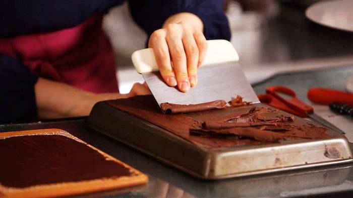 Lengvo šokoladinio pyrago receptas Lengvas lengvas šokoladinis pyragas Kaip pasigaminti šokolado dekoracijas