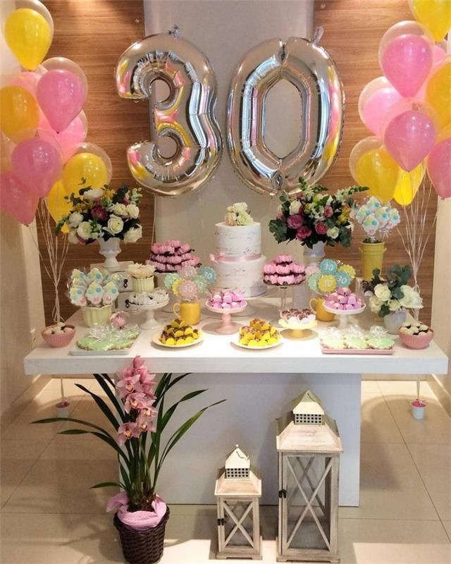 surengti nepamirštamą 30 -ąjį gimtadienį su vakarėliu namuose, šventine puošyba balionais ir desertais