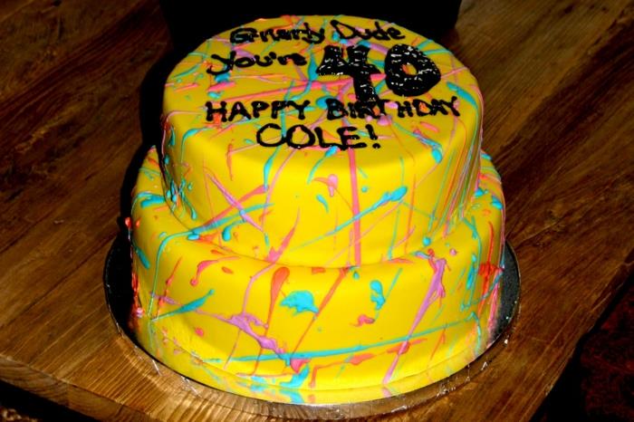 geltonos spalvos tortas, suasmenintas dviejų pakopų gimtadienio tortas, padengtas geltona tešla
