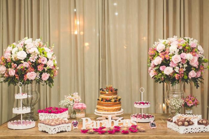 gimtadienio torto stalo dekoravimas šviežių gėlių puokštėmis, kaip organizuoti gimtadienio vakarėlį moterims