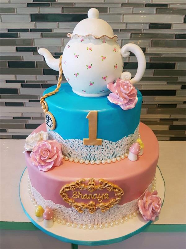mergaitės gimtadienio tortas, senovinis raižytas arbatinukas su tešla, laikrodžiu, gėlėmis ir grybais
