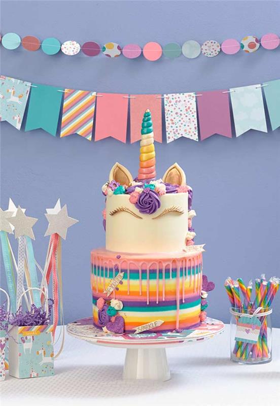 su gimtadieniu savitarnos dekoracija vienaragio tema su dviejų pakopų vienaragio pyragu su vaivorykštės glajumi