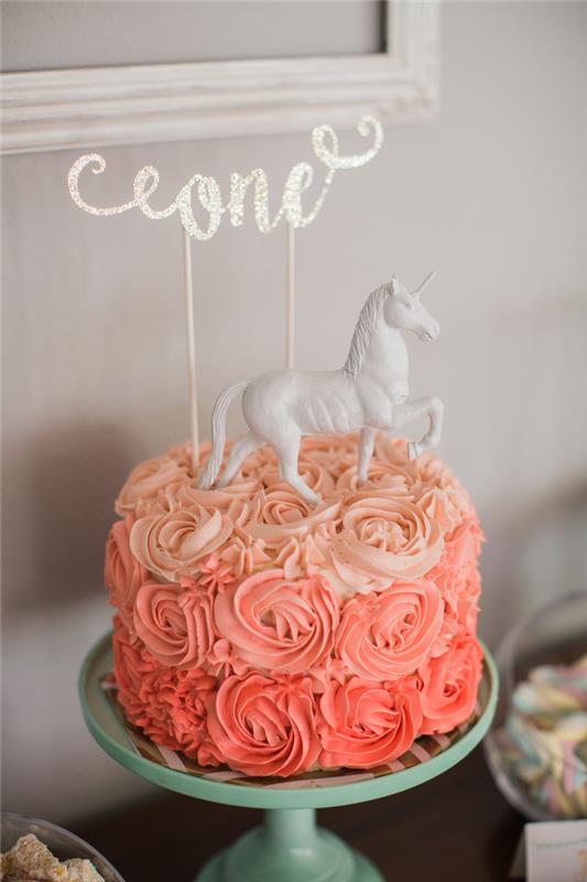 ljubka samorogova torta z rožnatim prelivom v obliki preliva, prilagojena pravljični torti in beli figurici samoroga