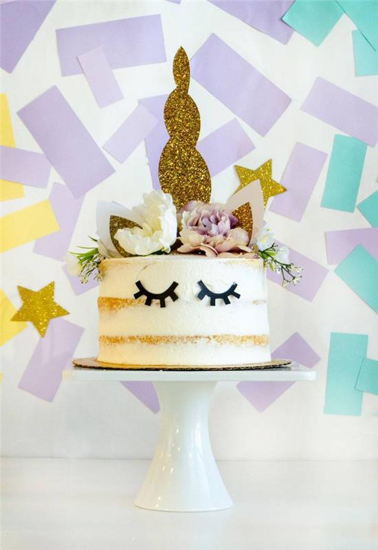 ljubka torta samoroga, gola torta, okrašena z dodatki za samoroge in steno iz konfetov v ozadju