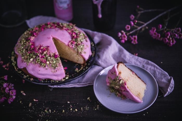 kolay ve hızlı kabarık tatlı tarifi, çiçek ve fındık süslemeli mor buzlu sevgililer günü pastası fikri