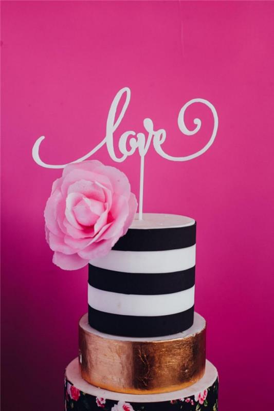 Sevgililer Günü yemeği için ne tatlısı, aşk mektupları süslemeli beyaz ve siyah fondan katmanlar halinde şık bir pasta örneği