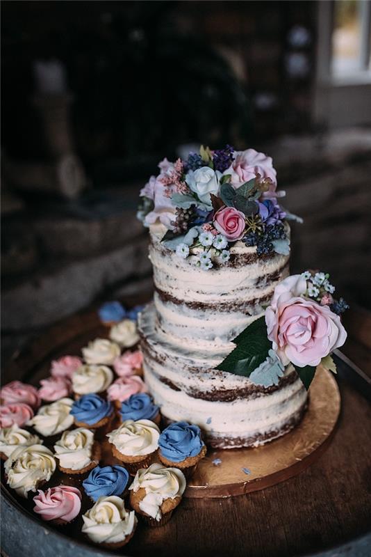 Šokoladinio pyrago vestuvinio torto idėja, torto įvaizdis vestuvėms, gėlių dekoravimas, keksiukai su rožiniu glajumi