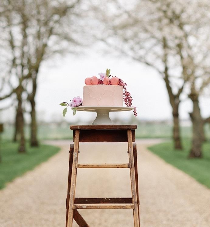 dekoratyvinės medinės kopėčios su vestuviniu tortu, kaimiško pyrago stovo idėja, kaimiškos vestuvės