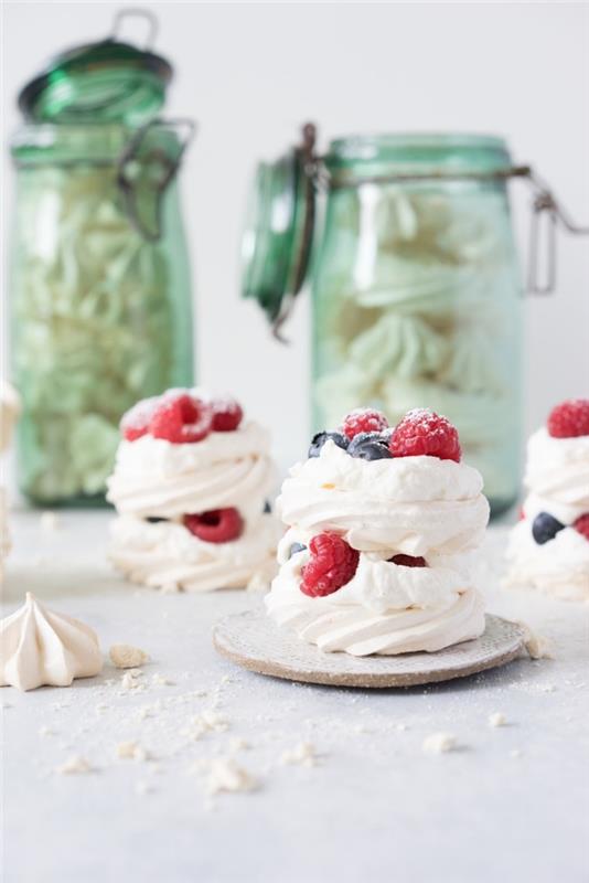 mini-pavlova recept z mascarponejem in rdečim sadjem, krema iz mascarponeja za torto iz meringue