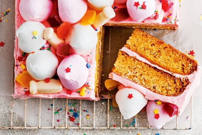 kolay ve hızlı çocuk doğum günü pastası fikri, renkli bezeler ile yumurtasız bir pasta nasıl süslenir