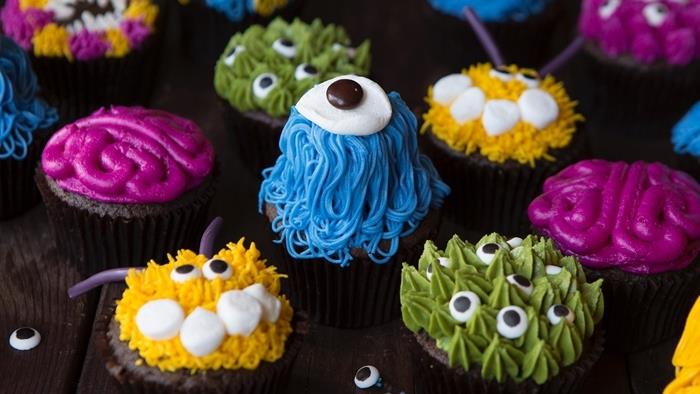 cadılar bayramı partisi yapmak için kolay canavar pasta tatlı tarifi ev yapımı muffin buzlu gıda boyası gözler şeker